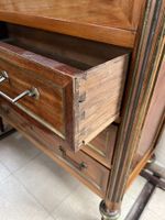 Un secrétaire à abattant de style Louis XVI en noyer surmont… (photo 6)