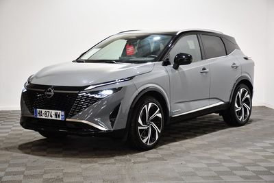 Le nouveau SUV Nissan C-HR est garé sur un sol à damier.
