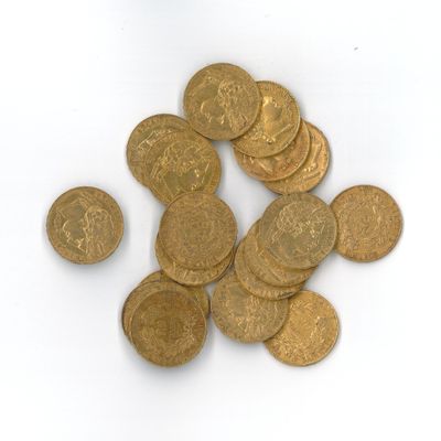 une pile de pièces d'or sur une surface blanche