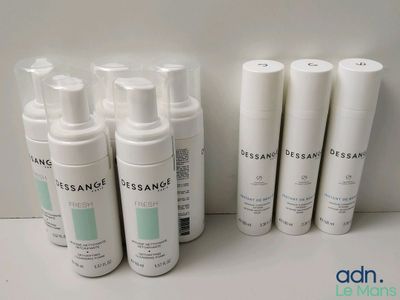 Plusieurs flacons de produits de soin pour la peau sont alignés sur une table