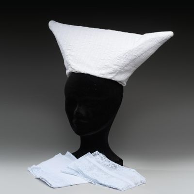 un gros plan d'un chapeau blanc sur une tête de mannequin