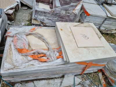 plein de boîtes et encore des boîtes de billes par terre