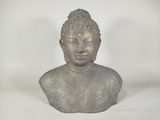 statue représentant une tête de Bouddha sur fond blanc, avec un fond blanc