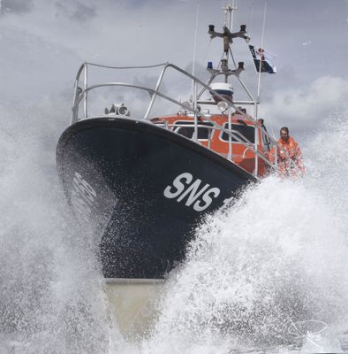 a boat that is going through the water with people on it