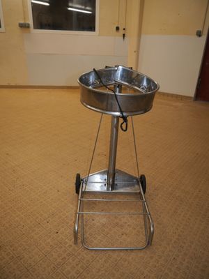 une photo d'une casserole en acier inoxydable posée sur un support