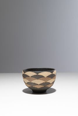un bol noir et blanc posé sur une table