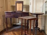 deux tables et une chaise dans un coin de la pièce