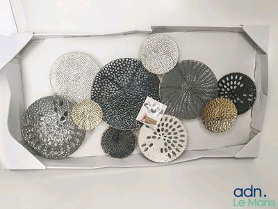 une boîte contenant tout un tas d'objets décoratifs