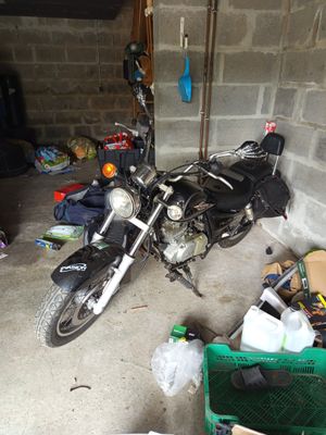 une moto qui est garée dans un garage