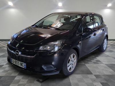 une photo d'une Opel noire garée dans un showroom