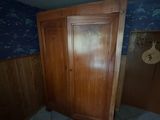 un meuble en bois dans le coin d'une pièce