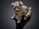 figurine en argent représentant un carlin sur un fond noir
