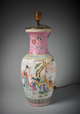 un vase rose et blanc surmonté d'une lampe