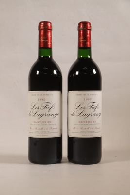 deux bouteilles de vin rouge posées l'une à côté de l'autre sur une table