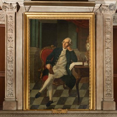 tableau représentant un homme assis sur une chaise devant un tableau