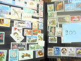 une photo montrant une collection de timbres posée sur une table