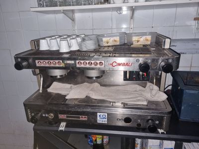 une photo d'une machine à café expresso professionnelle dans une cuisine
