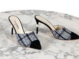 Mules Chanel en tweed noir et blanc à bout pointu