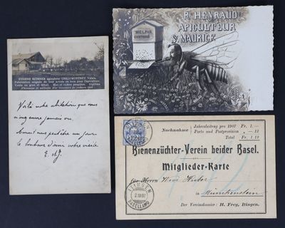 trois vieilles cartes postales représentant une abeille et une ruche