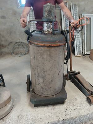 un homme qui se tient à côté d'un réservoir de propane