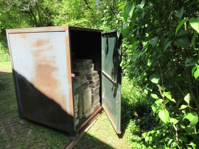une vieille dépendance avec une porte ouverte dans l'herbe