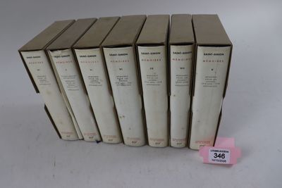 six livres sont empilés sur une surface blanche