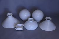 Lot de quatre abat-jours et deux globes en opaline blanche.
