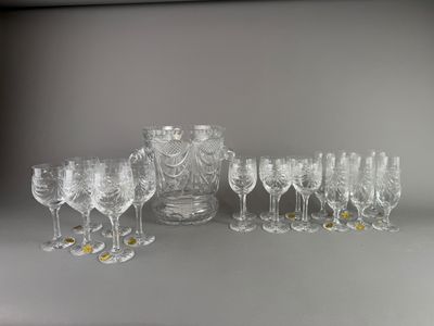 beaucoup de verres à vin et un pichet sur la table