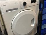 une machine à laver et un micro-ondes dans une pièce
