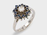 gros plan d'une bague en diamant et saphir sur fond blanc