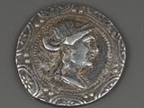 gros plan d'une pièce d'argent sur laquelle figure une femme