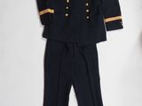 costume bleu marine avec des passementeries dorées et des boutons dorés