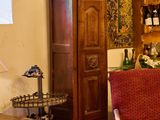 un salon rempli de meubles et orné d'une grande tapisserie accrochée au mur