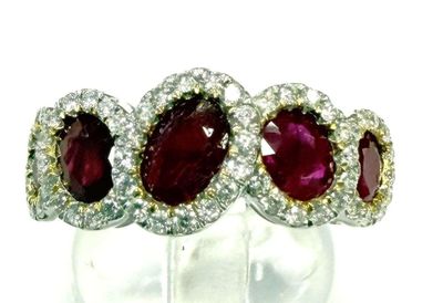 une photo en gros plan d'une bague ornée de pierres rouges et blanches