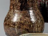 trois vases posés l'un à côté de l'autre sur une table
