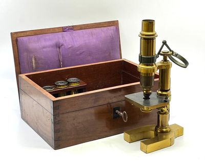 Microscope en laiton. H. 25 cm.