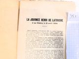 un livre ouvert sur lequel se trouve une feuille de papier
