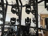 many lights that are hanging from the ceiling in the room