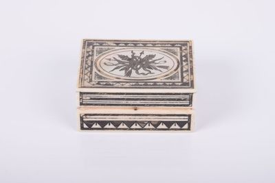 une boîte noire et blanche posée sur une table blanche