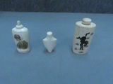 trois petits vases posés sur une surface bleue