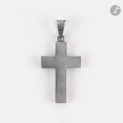 une photo d'une croix en argent sertie d'un diamant