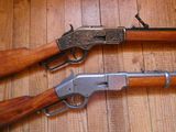 deux armes posées par terre l'une à côté de l'autre