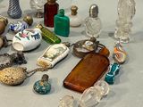 beaucoup d'objets en verre qui se trouvent sur la table