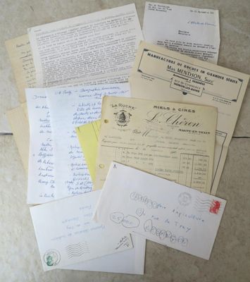 de nombreuses vieilles lettres et enveloppes par terre