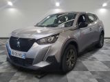 la voiture argentée est garée dans le garage sur un sol en damier