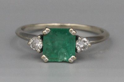 Bague en or ornée d’une émeraude épaulée de brillants. P 2,7g - Photo 1