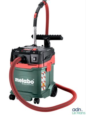 un aspirateur vert et rouge muni d'un tuyau rouge