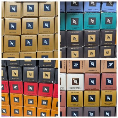 Plusieurs boîtes de chocolats sont empilées les unes sur les autres