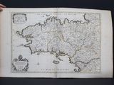 une vieille carte du royaume d'Angleterre, tenue par une personne