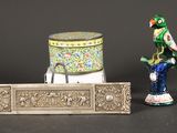 deux figurines d'oiseaux et une boîte posées sur une table